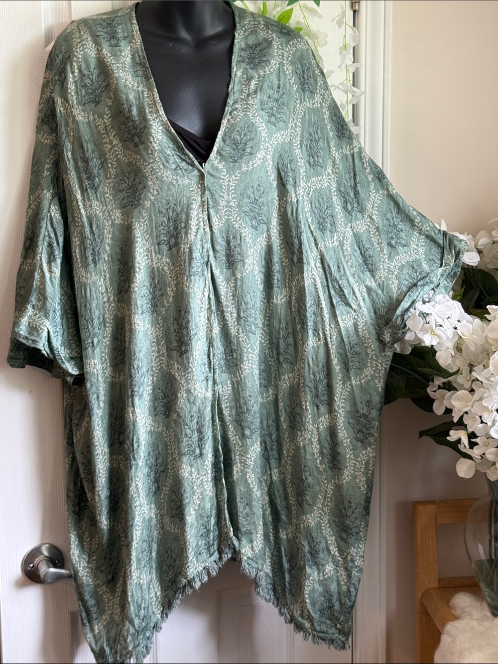Zara Green & Crème Floral Print Silk Kimono Refreshing & Unique 💕